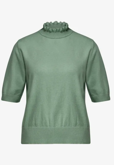 Pull vert clair à manches courtes avec col volanté.
