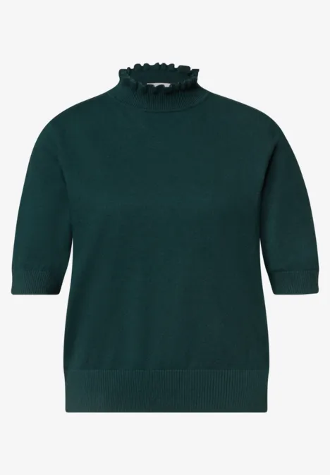 Pull à manches courtes et col roulé mossed green Dunkelgrünes Damenstrickshirt mit hohem Rüschenkragen und halblangen Ärmeln.