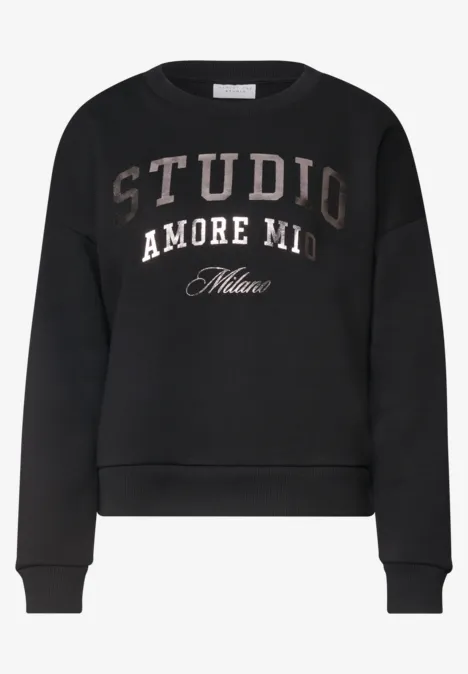 Zwarte trui met opdruk 'STUDIO AMORE MI Milano' op de voorkant.