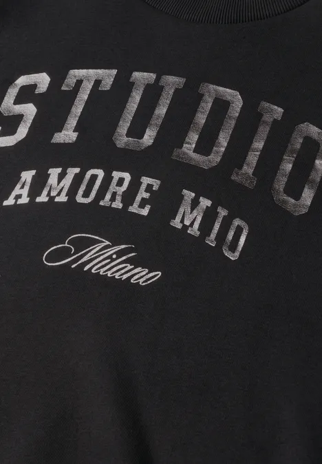 Zwart T-shirt met witte tekst 'STUDIO AMORE MIO Milano'.