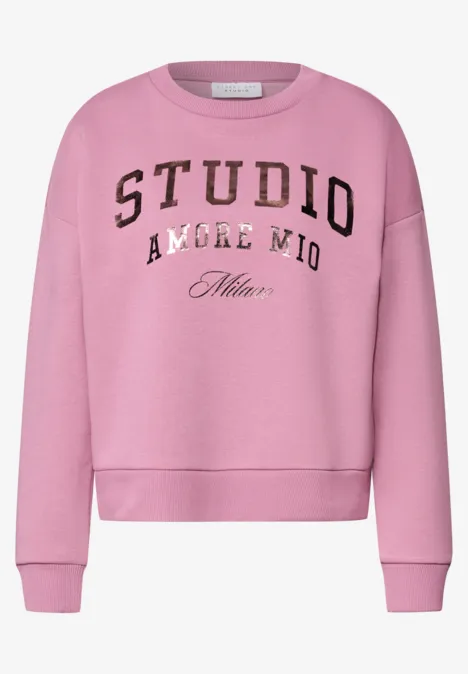 Rosa Sweatshirt mit 'STUDIO Amore Mio Milano'-Aufdruck, Rundhalsausschnitt und lockerem Schnitt.