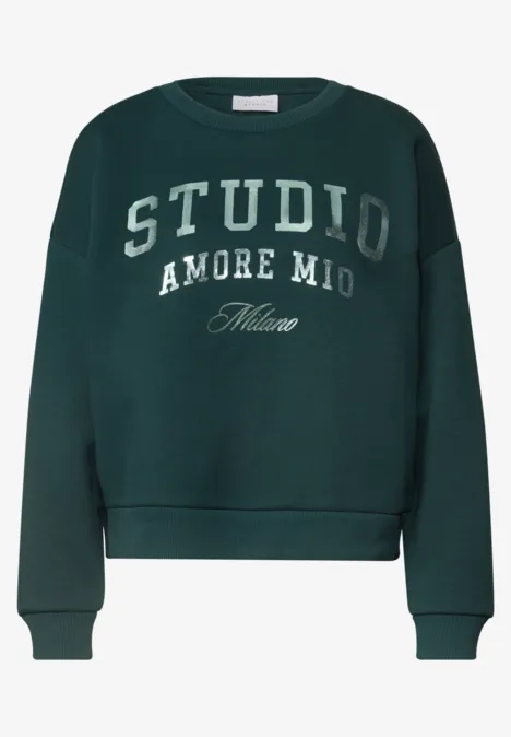 Donkergroene trui met witte opdruk 'STUDIO AMORE MIO Milano'.