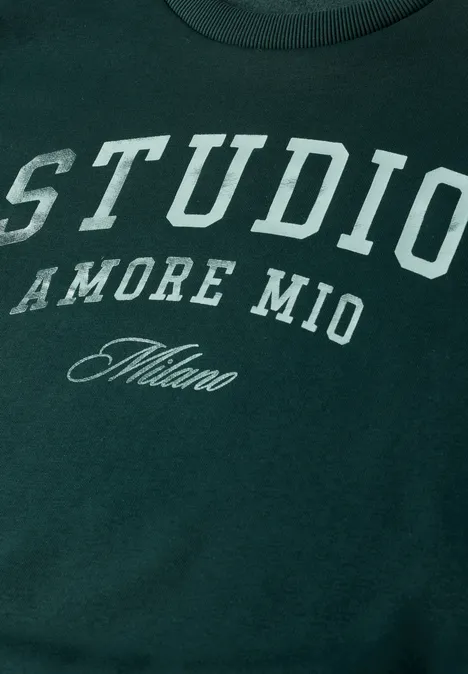 Donkergroene trui met witte opdruk 'STUDIO AMORE MIO Milano'