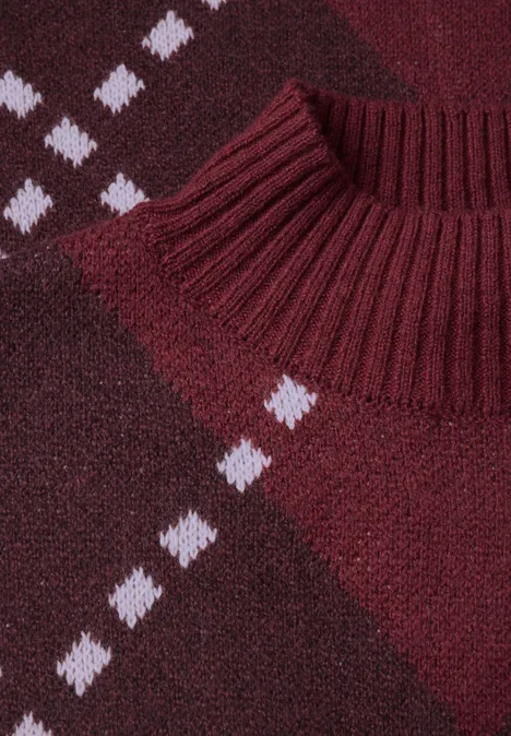 Bordeauxroter Pullover mit Rautenmuster, weißen Akzenten und geripptem Kragen.