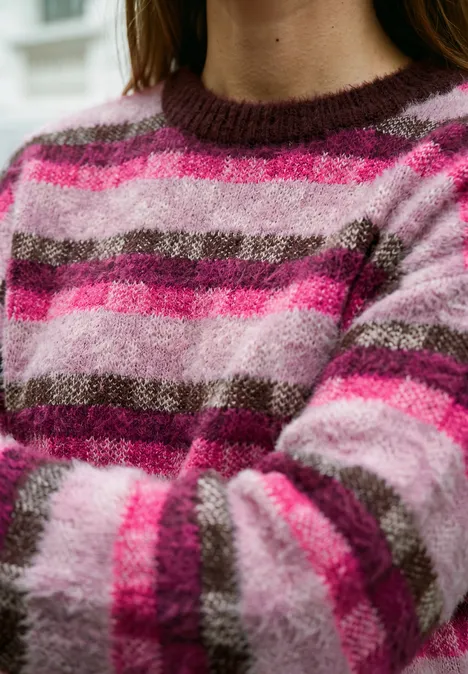 Flauschiger Pullover mit pinken, fuchsia- und braunen Streifen und Rundhalsausschnitt.
