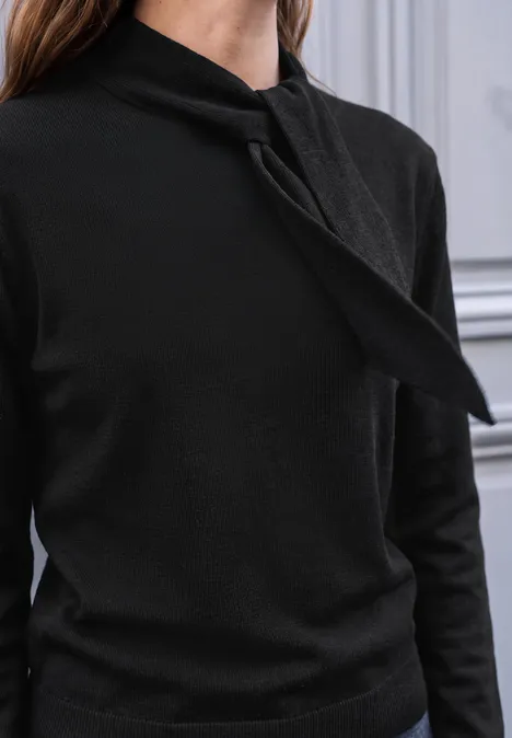 Langarm Pullover mit Schalkragen Black Frau trägt schwarzen Langarm-Pullover mit modischer Schluppe am Kragen vor hellem Hintergrund.