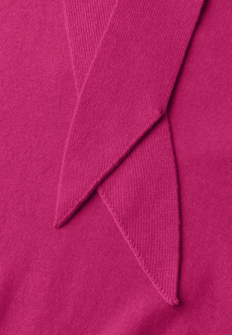 Trui met lange mouwen en sjaalkraag ruby raspberry Nahaufnahme eines pinkfarbenen, gestrickten Stoffdreiecks