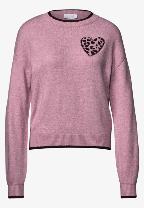 Rosa Pullover mit schwarzem Leoparden-Herz auf der Brust und feinen schwarzen Abschlüssen.