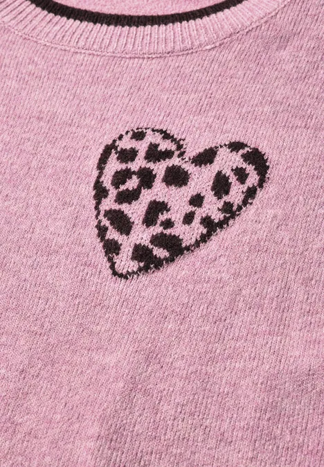 Rosa Strickpullover mit einem Herz in schwarz-weißen Leopardflecken.