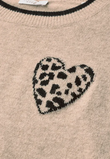 Beige Strickstoff mit aufgesticktem Herz mit Schwarz-Weiß-Leopardenmuster.