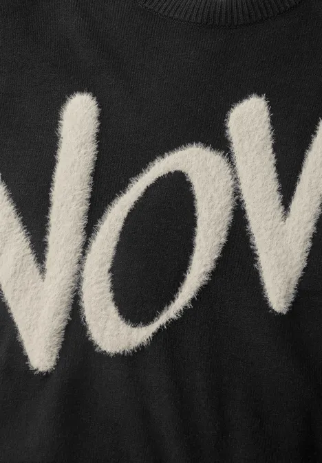 Pullover mit großem Wording Artwork Black Schwarzes Kleidungsstück mit flauschigem "NOV"-Schriftzug in Creme.