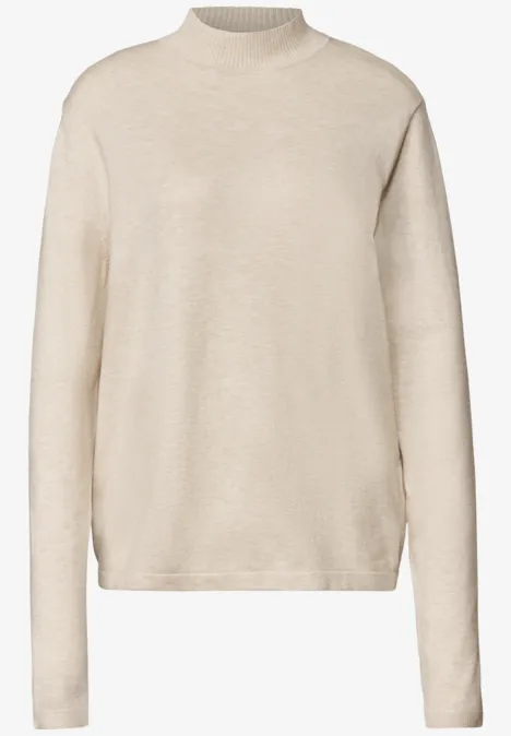 Beige Langarm-Pullover mit leichtem Rollkragen, schlicht und bequem geschnitten.
