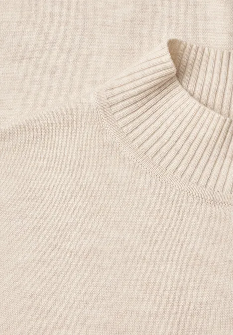 Beiger Strickpullover mit hohem Rollkragen, weich und schlicht.