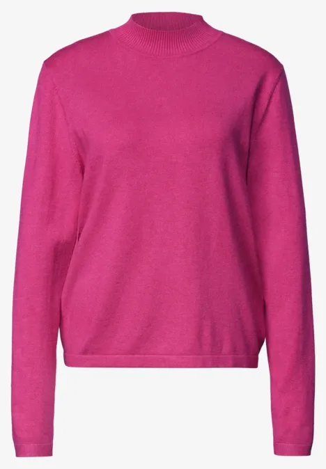 Ein knallpinker Pullover mit rundem Ausschnitt und langen Ärmeln.