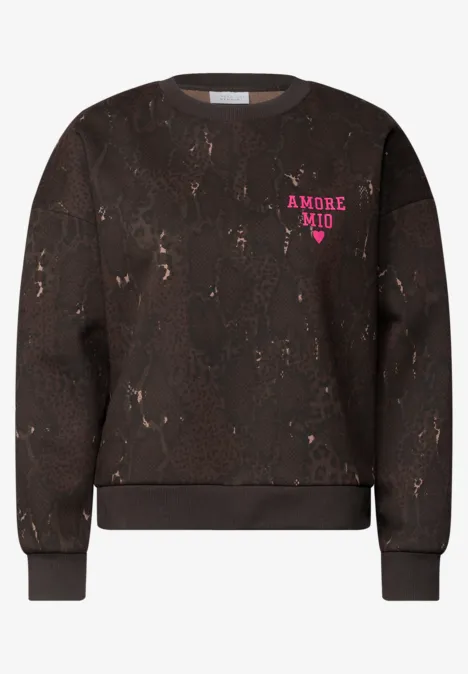 Sweat-shirt ample à imprimé serpent charred brown Dunkelbrauner Pullover mit marmoriertem Muster, kleinen Löchern und pinkem Schriftzug AMORE MU?