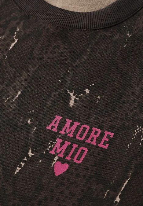 Sweat-shirt ample à imprimé serpent charred brown Schwarzes T-Shirt mit pinkem 'AMORE MIO'-Schriftzug und Herzprint.