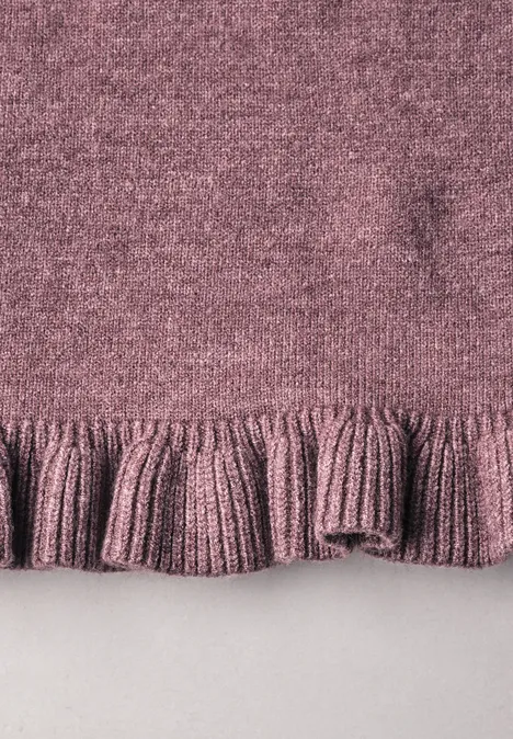 Pullover mit Rundhals und Rüschen am Saum hazy rose mel. Nahaufnahme eines rosa Strickstoffs mit Rüschensaum.