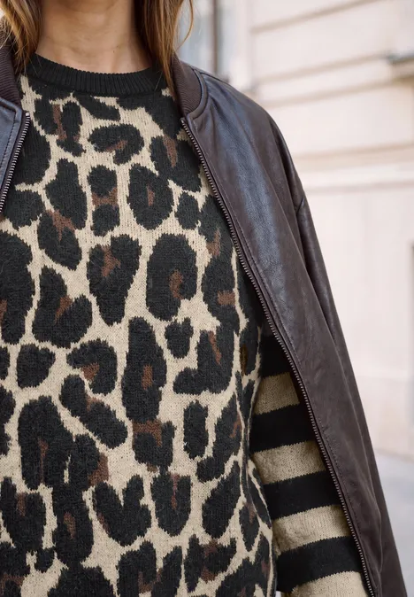 Pull à motif léopard et manches rayées Black Schwarze Lederjacke über Pullover mit Leopardenmuster und dunkelbeigen Streifen an den Ärmeln
