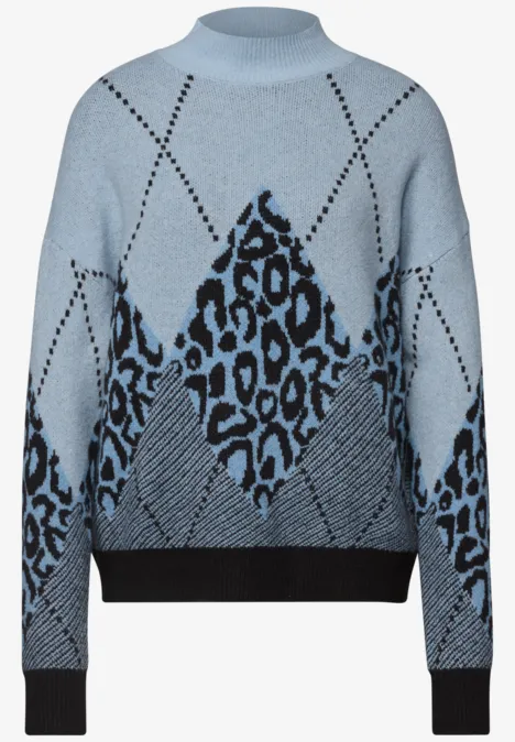 Hellblauer Strickpullover mit schwarzem Rautenmuster und Leopardenprint, Rundhalsausschnitt