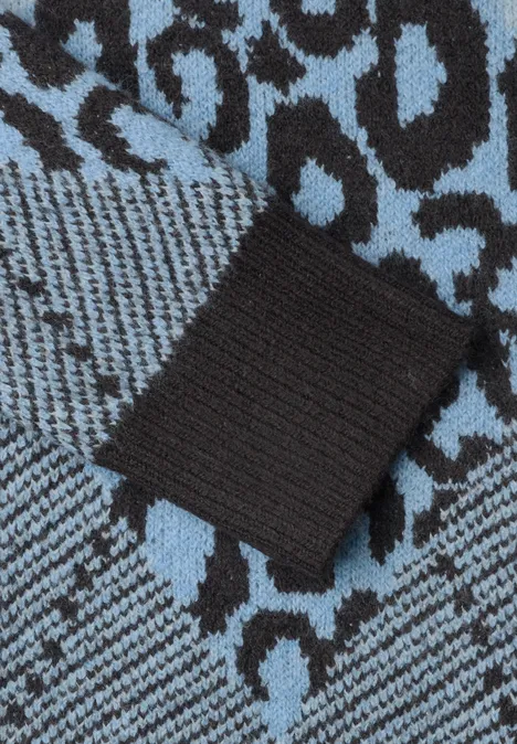 Nahtlos gestrickter Stoff mit blau-schwarzem Leopardenmuster und schwarzem Bündchen.