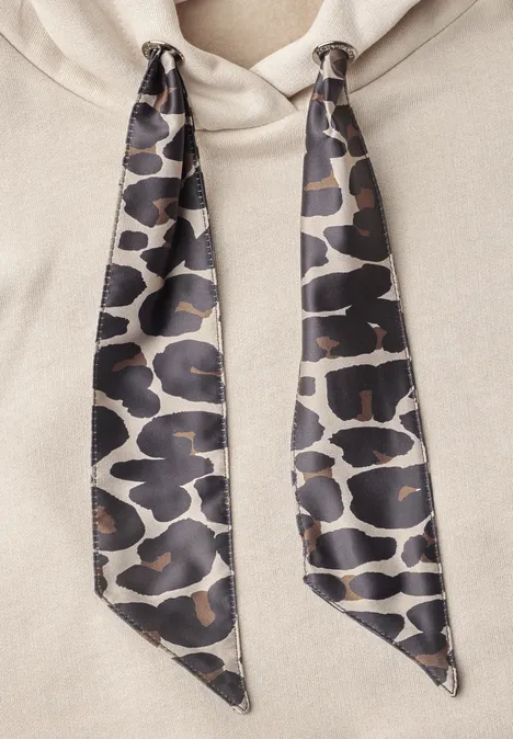 Beiger Kapuzenpullover mit langen, spitzen Schnürbändern in Leoparden- und Karomuster.