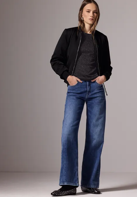 Schimmerndes Top mit Cut-Out Black