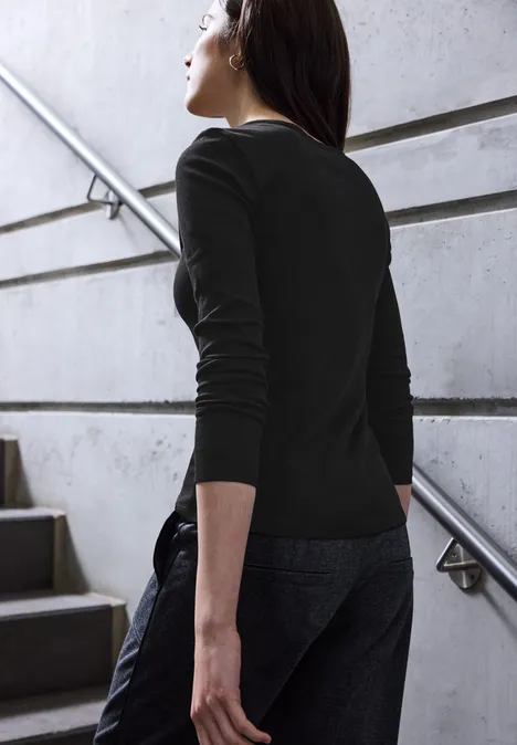 T-shirt à côtes avec détail de boutons Black