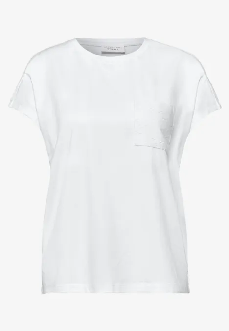 Ein schlichtes weißes T-Shirt mit rundem Halsausschnitt, kurzen Ärmeln und kleiner Brusttasche.