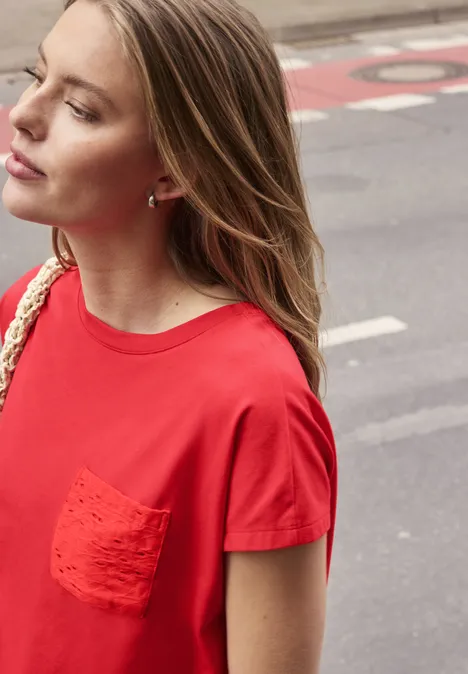 Shirt met ronde hals en kanten zakje chili red