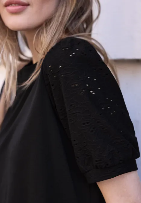 T-Shirt mit Rundhals und Spitzenärmeln Black