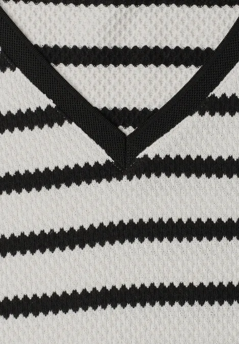 Weißer Strickpullover mit schwarzen Querstreifen und schwarzem V-Ausschnitt