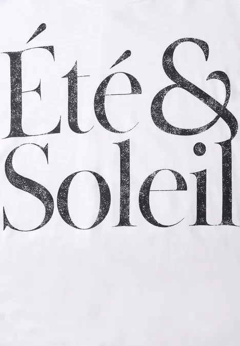 Shirt met ronde hals en tekstopdruk White Zwart-witte afdruk met de tekst 'Été & Soleil' op een witte achtergrond.