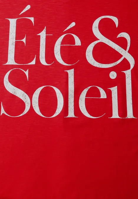 Roter Hintergrund mit elegantem weißen Schriftzug 'Été & Soleil'.