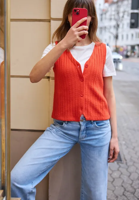 Vest met V-hals en knoopsluiting torch red