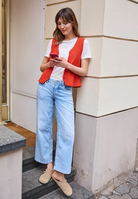 Vest met V-hals en knoopsluiting torch red