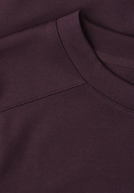 Basic T-Shirt mit Kurzarm und Rundhals very berry Nahaufnahme eines dunkelvioletten T-Shirt-Kragens aus weichem Stoff.