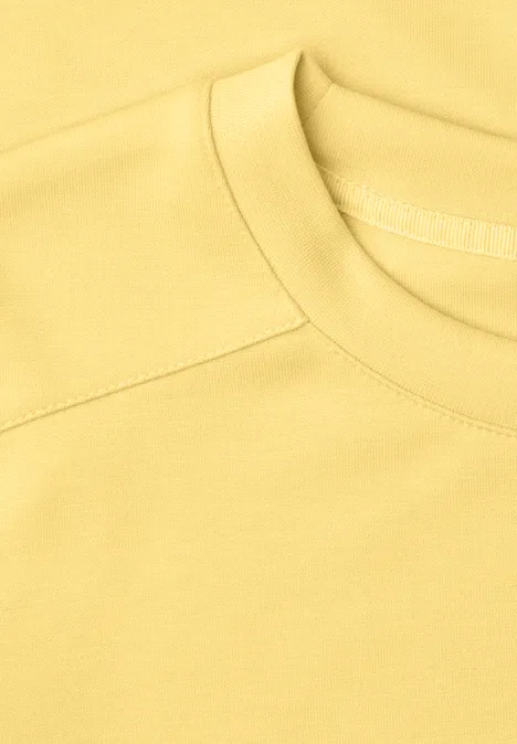 T-shirt basique à manches courtes et col rond null Gros plan d’un t-shirt jaune avec col rond et détails de couture.