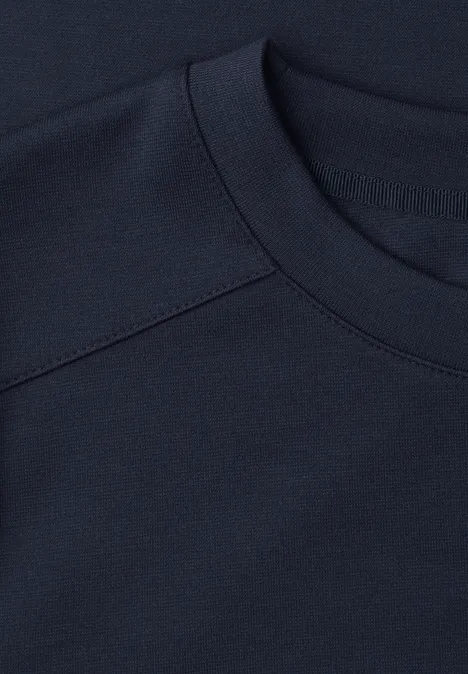 Basic T-Shirt mit Kurzarm und Rundhals maritime blue Close-up eines dunkelblauen T-Shirts mit Rundhals und feinen Nähten