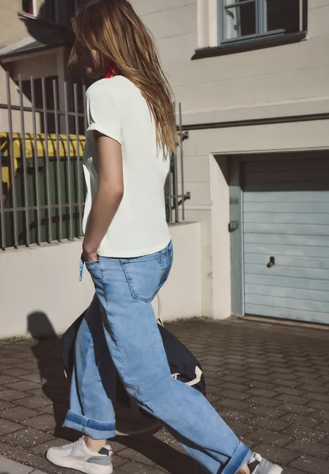 T-Shirt mit Rundhals und Stickerei off white T-Shirt mit Rundhals und Stickerei off white