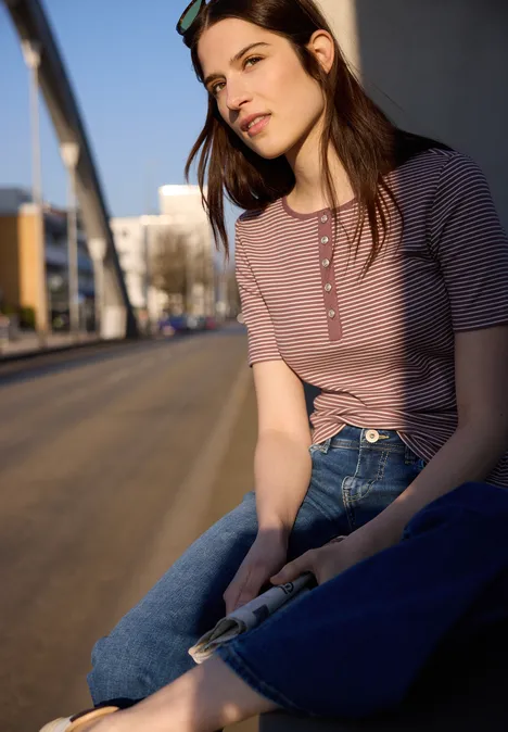 Koszulka z okrągłym dekoltem i guzikami hazy rose