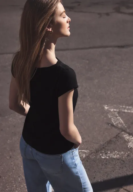 Basic Shirt mit U-Boot-Ausschnitt Black Basic Shirt mit U-Boot-Ausschnitt Black