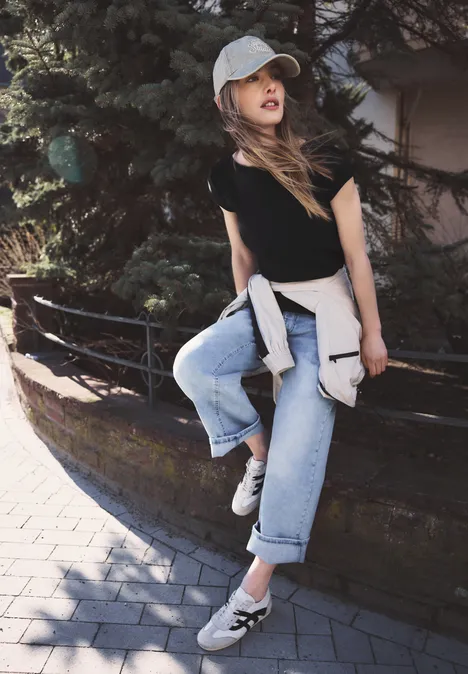 Basic Shirt mit U-Boot-Ausschnitt Black Basic Shirt mit U-Boot-Ausschnitt Black