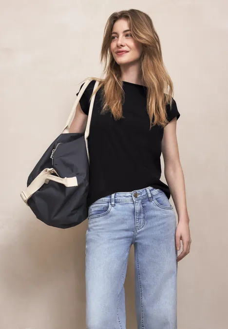 Basic Shirt mit U-Boot-Ausschnitt Black Basic Shirt mit U-Boot-Ausschnitt Black