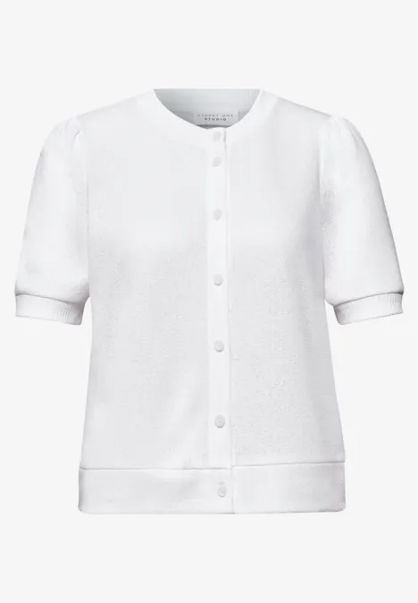 Cardigan blanc à manches courtes, boutonné sur le devant, design épuré en maille légère.