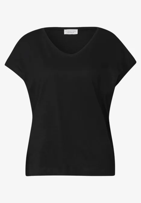 Schlichtes, schwarzes, kurzärmeliges T-Shirt mit weitem Rundhalsausschnitt.