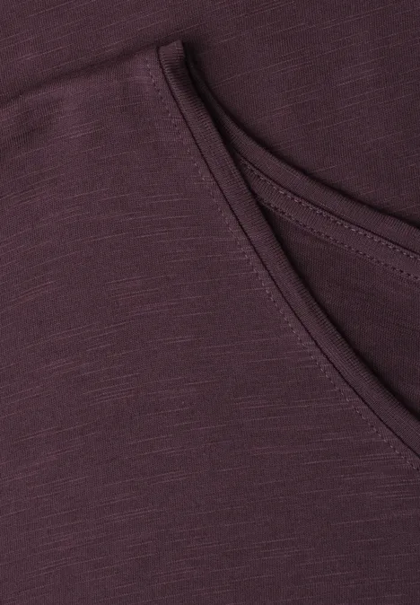 Dropped Shoulder Shirt aus Jersey very berry Nahaufnahme einer pflaumenfarbenen Kapuzenjacke mit Kängurutasche.