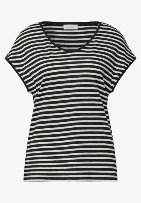 Schwarzes und weißes gestreiftes T-Shirt mit V-Ausschnitt und kurzen Ärmeln.