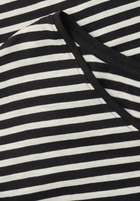Nahaufnahme eines schwarz-weiß gestreiften T-Shirts mit Rundhalsausschnitt.