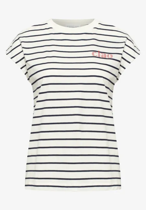Weißes T-Shirt mit dunkelblauen Querstreifen, kurzen Ärmeln und kleinem roten Logo auf der Brust.