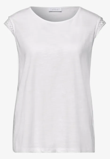 Wit dames T-shirt zonder mouwen, ronde hals en kanten inzet bij de schouders.